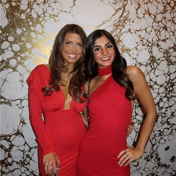 Helsa jersey deep v maxi dress in chile - Picture 3 of 3